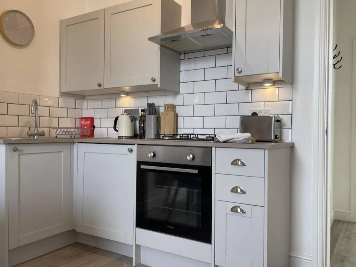 Comfy, Modern, Convenient, Parking! Apartment Cheltenham