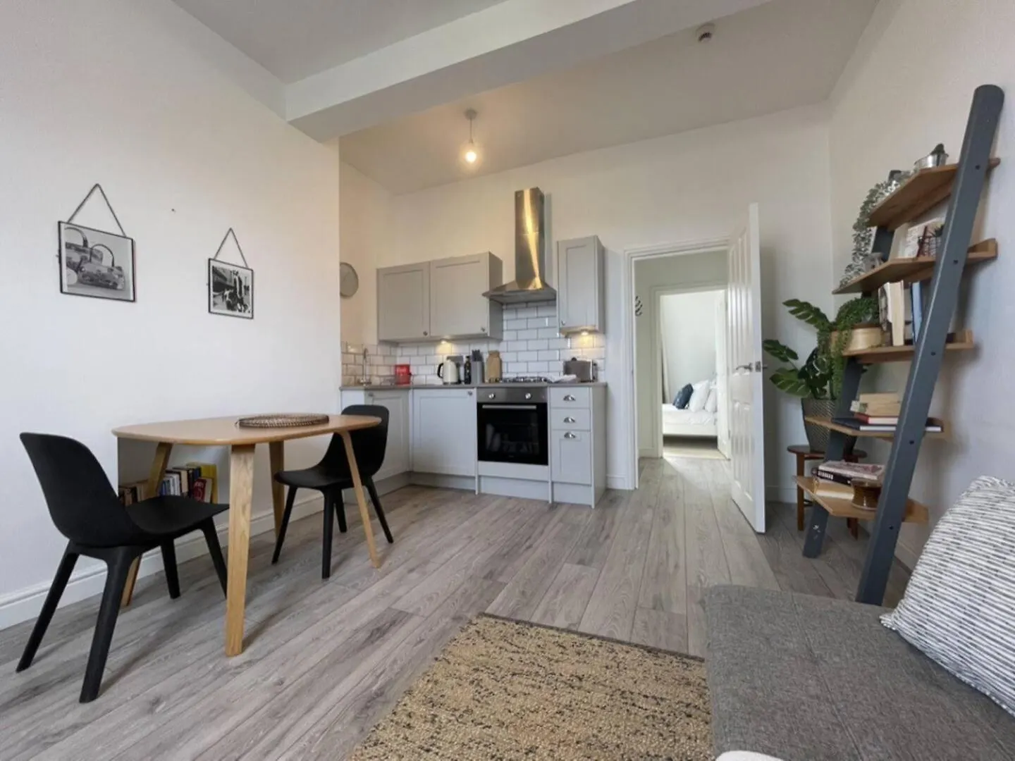 Comfy, Modern, Convenient, Parking! Apartment Cheltenham