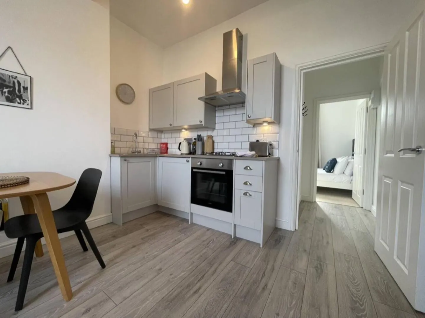 Comfy, Modern, Convenient, Parking! Apartment Cheltenham
